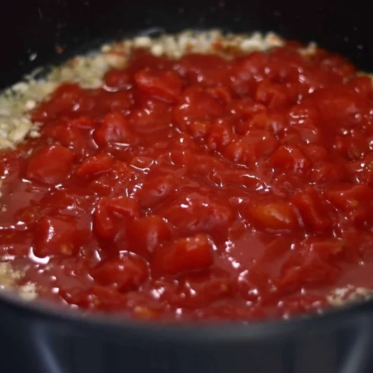 making tin tomato pachadi